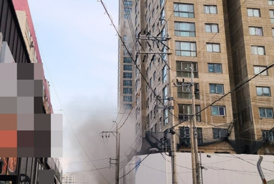 2일 오전 8시 5분께 광주 서구 화정아이파크 붕괴 현장에서 기울어진 채 매달린 콘크리트 잔해물이 지상으로 떨어져 먼지구름이 피어오르고 있다. <연합뉴스>